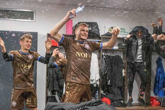 场展现了强 场展现了强